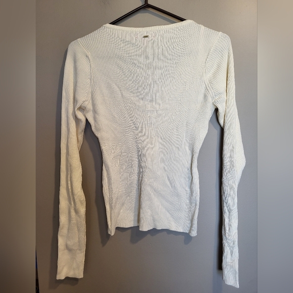 Guess Cream Ribbed V-Neck Top, Size Medium - Picture 3 of 5